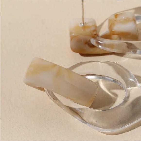 Last pair! 🆕 Acrylic chic geometric drop hoop earrings - Picture 5 of 7